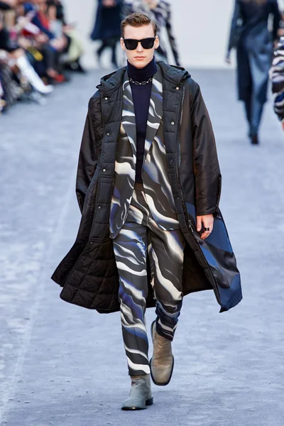 Look 32